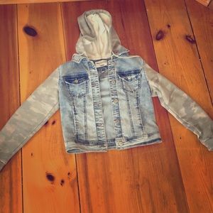 Women’s size 0 Jacket with camouflage green sleeve